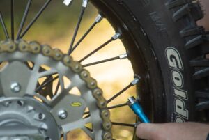 how to tighten dirt bike spokes